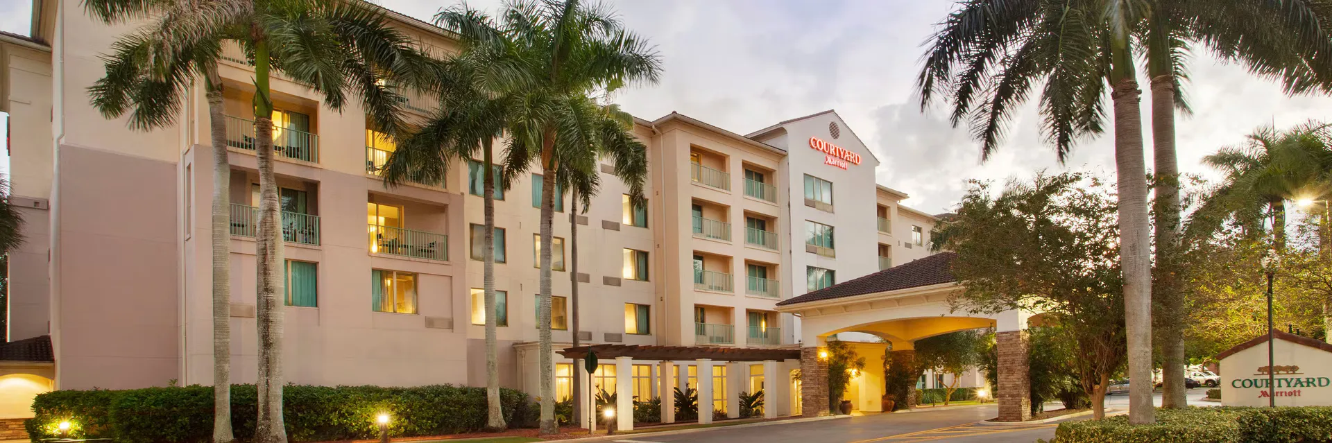 Una foto del edificio principal del Courtyard by Marriott Fort Lauderdale SW/Miramar