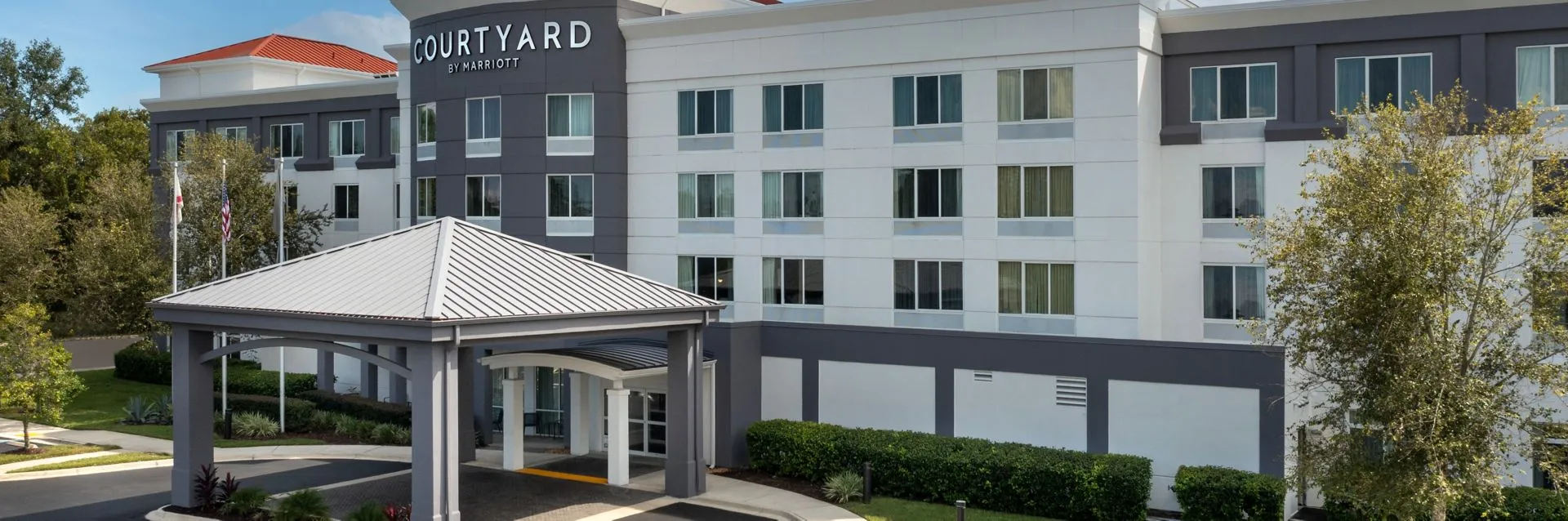 Exterior del hotel Courtyard by Marriott Jacksonville Flagler Center con paisajismo
